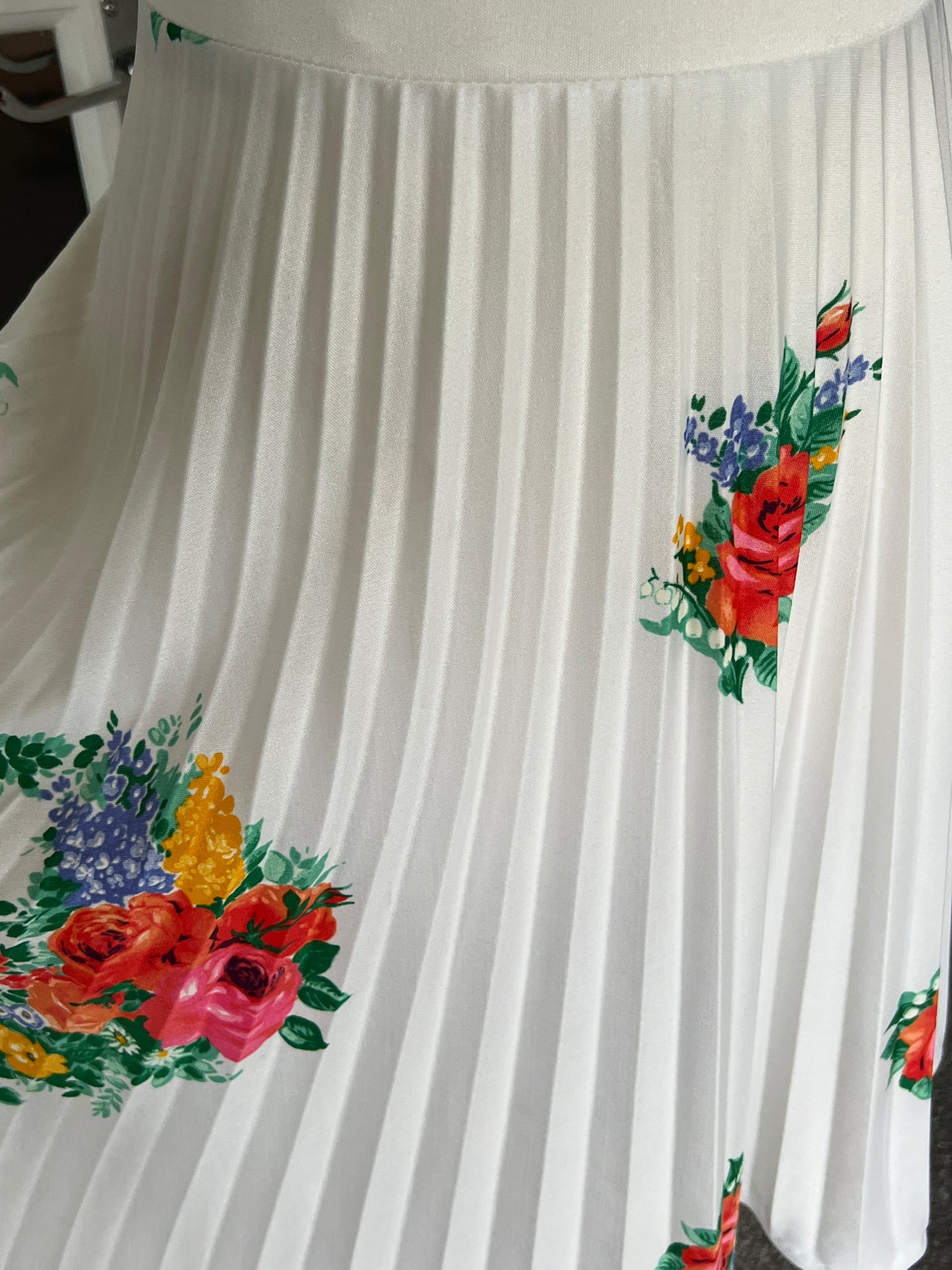 Vintage 1970s deep v neck white with red roses dress permanently pleated so M